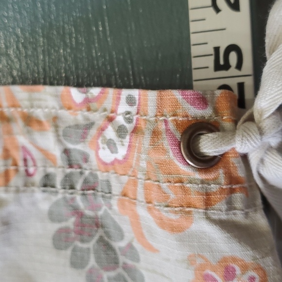 BANDOLONOBLU WOMEN'S  capris.‎ Y2K. Paisley print. Size 12,  4 pockets. - Picture 8 of 10